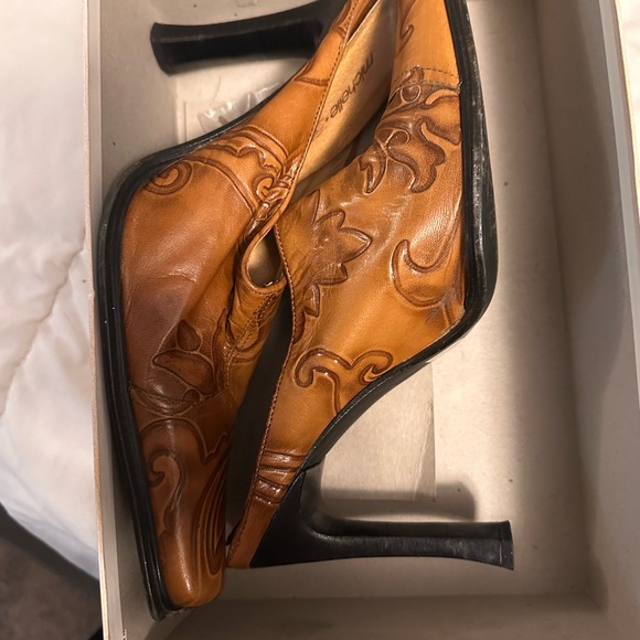 Beautiful Leather Mule - Picture 2 of 5